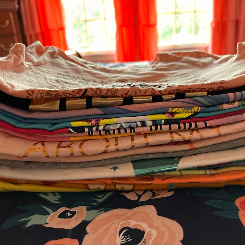 Set of 25 T-shirts. Girls- size 10-12